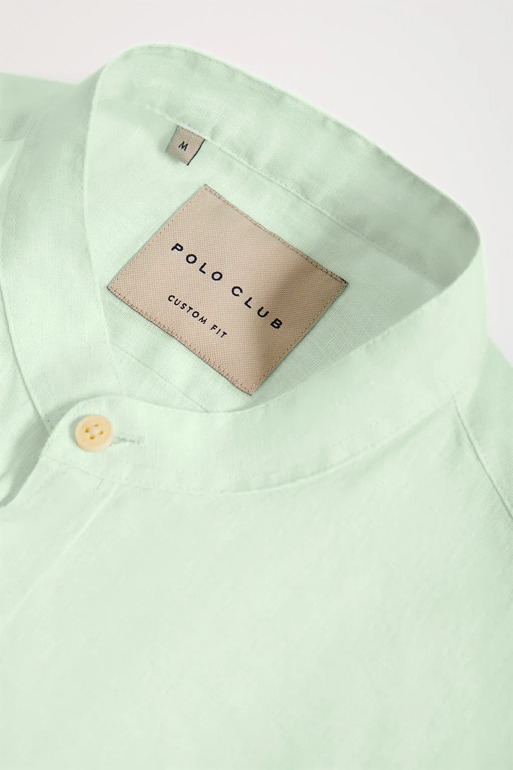 Camisa de lino verde claro con cuello mao y logo bordado