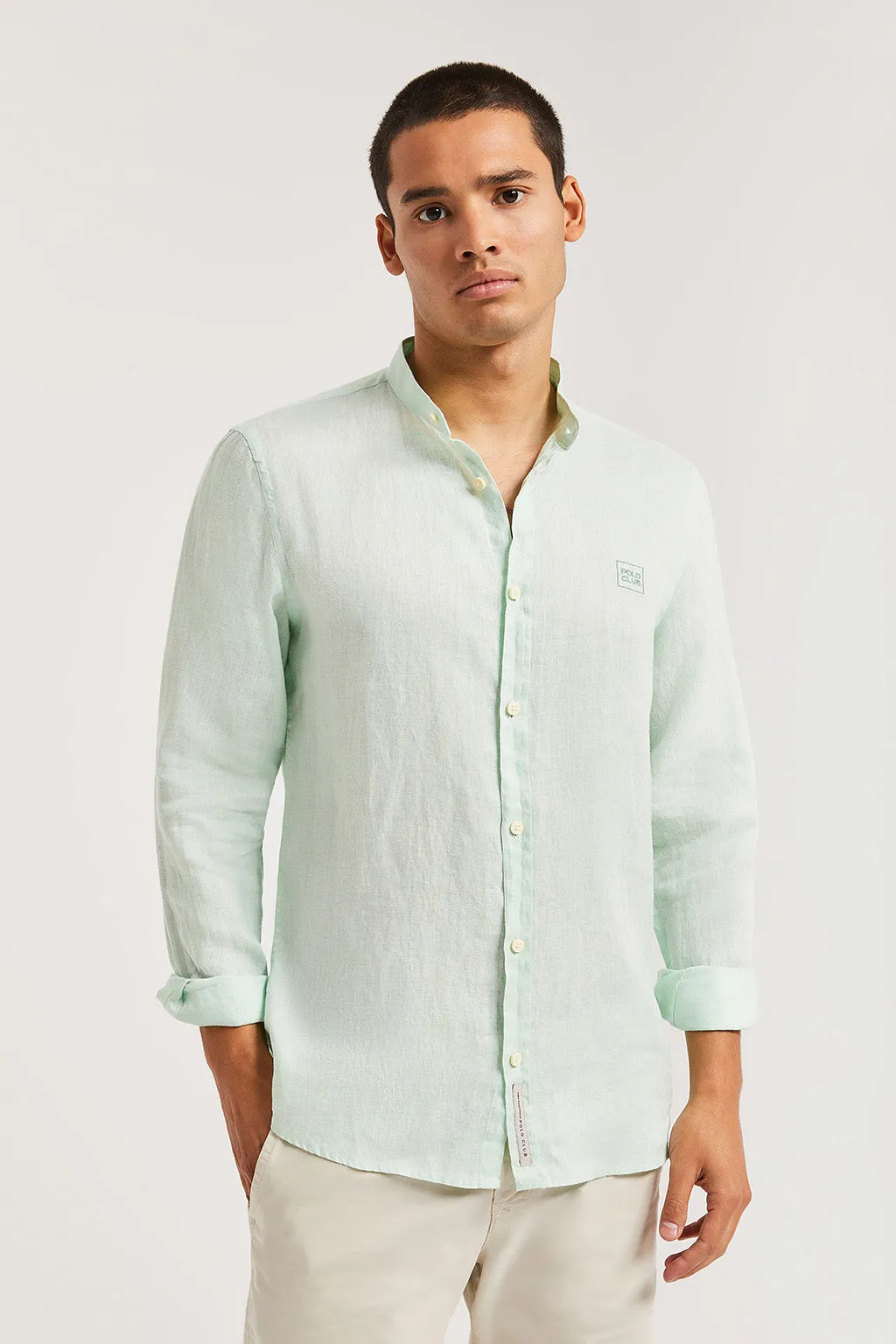 Camisa de lino verde claro con cuello mao y logo bordado